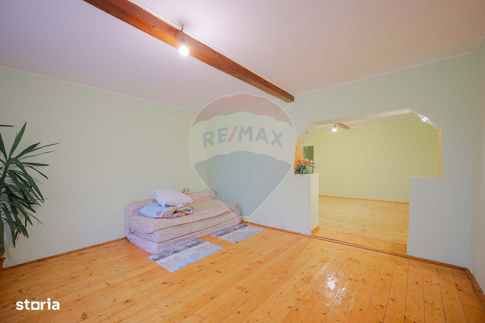 Casă cu teren de 3474 mp în Sânnicolau Român