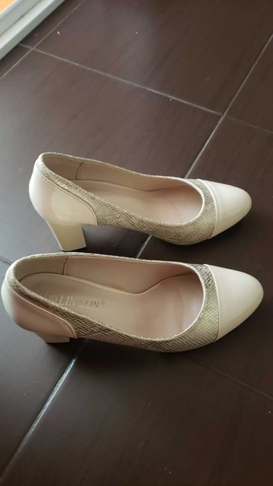 Pantofi bej din lac cu imprimeu