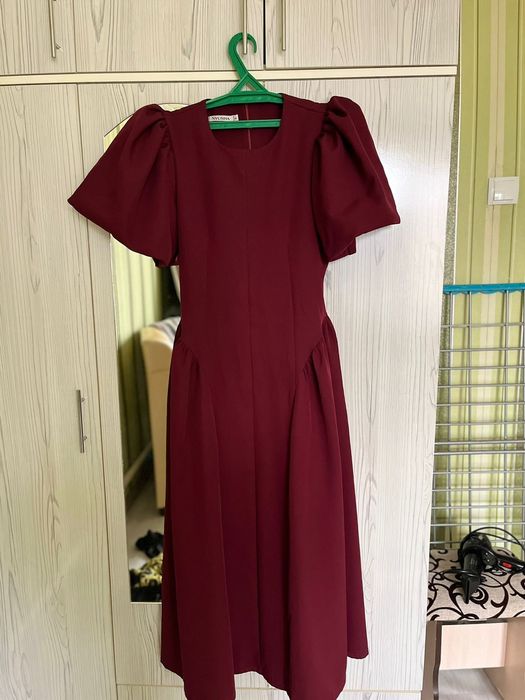 Красно-бордовое платье