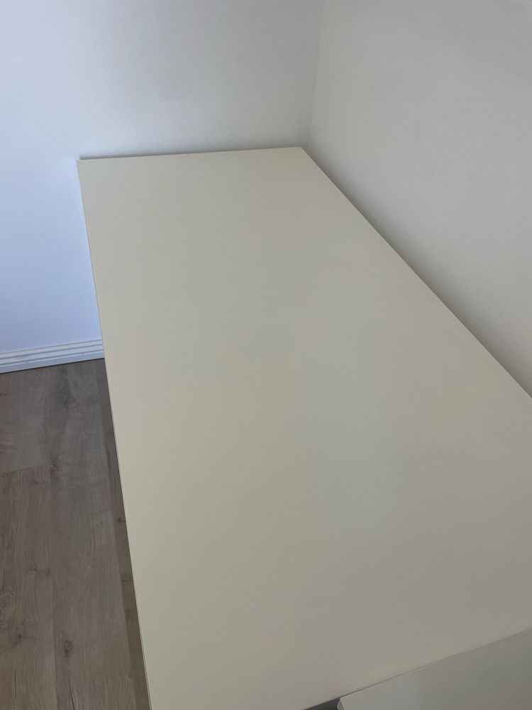 Birou Ikea alb in stare extrem de buna