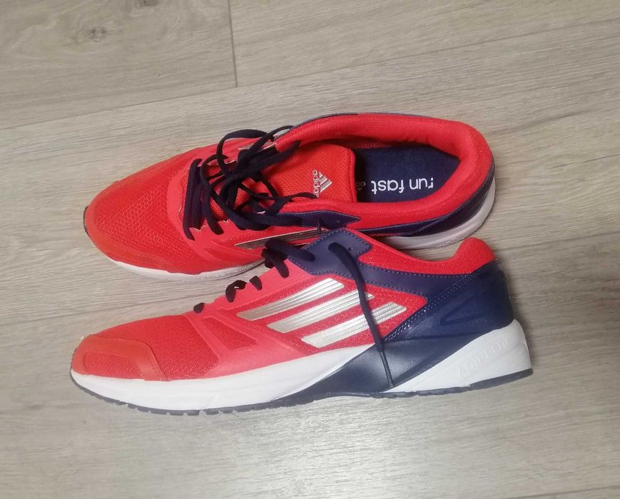 Pantofi noi de alergare de la companie Adidas