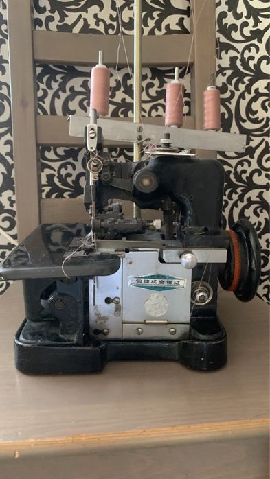 Оверлок в рабочем состоянии