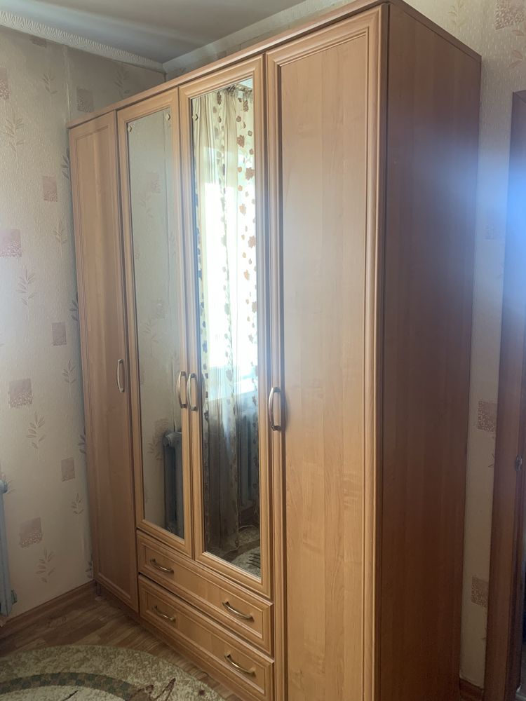 Шифоньер с зеркалом