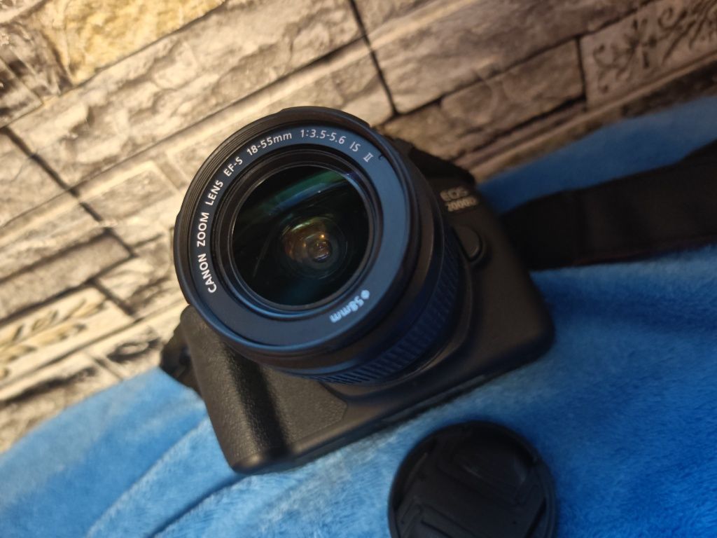 Фотоапарат Canon EOS 2000D