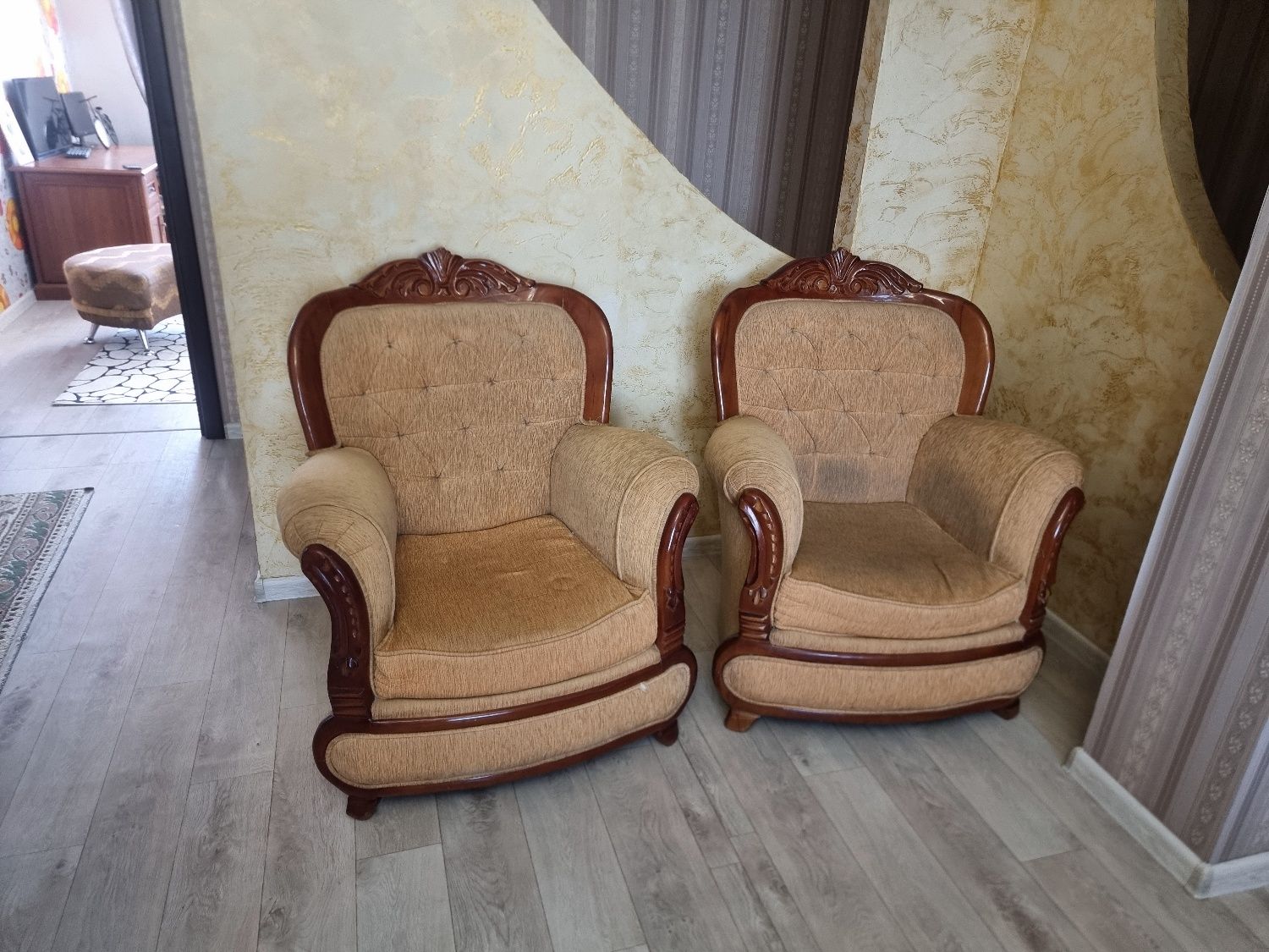 Продам 2 кресла   ..