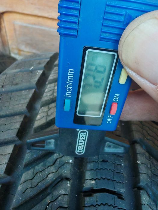 Vând anvelope iarna 225 40 18 continental winter contact  ts 870p