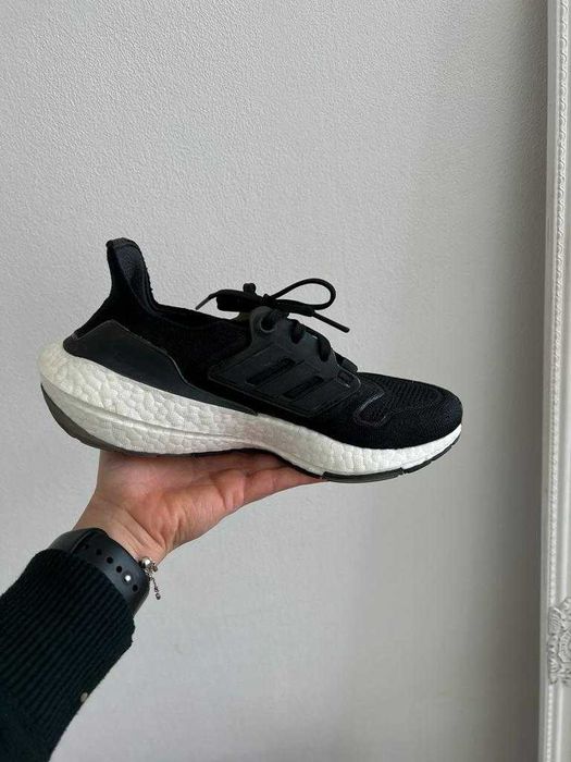 Adidas ULTRABOOST 22 W- negru si alb