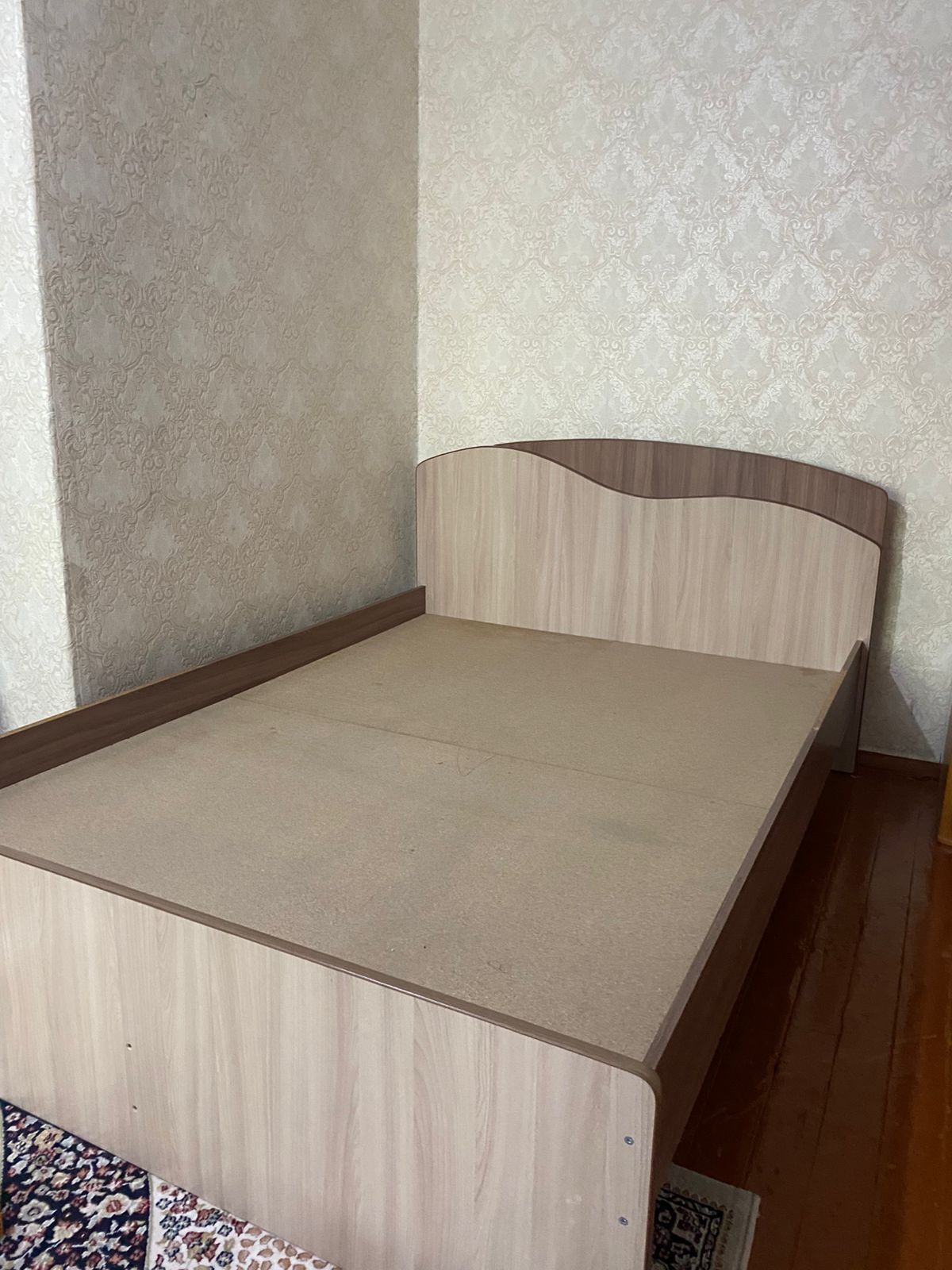 Кровать без матраса