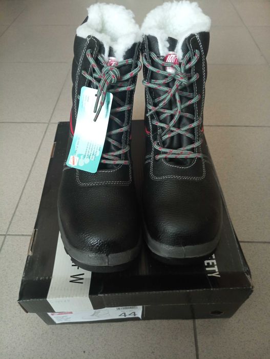 Продавам нови зимни високи работни обувки с бомбе,с вълна-44 номер.