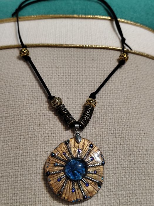 Арт Колие уникат , което допълва вашия стил.