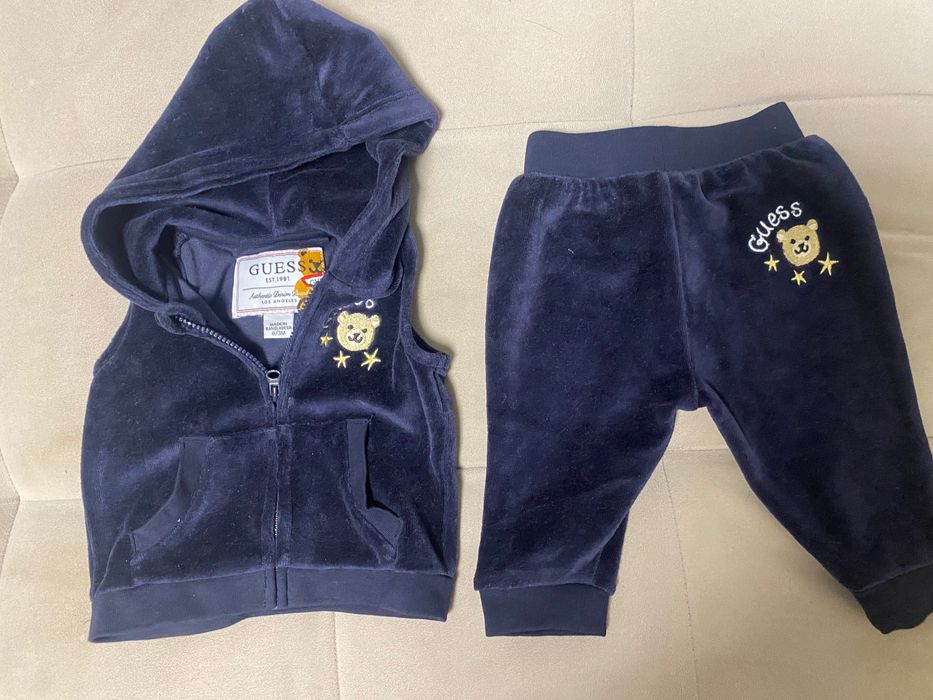 Велурен комплект за бебе Guess