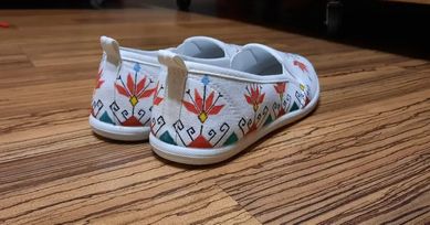 Обувки с рисувана шевица
