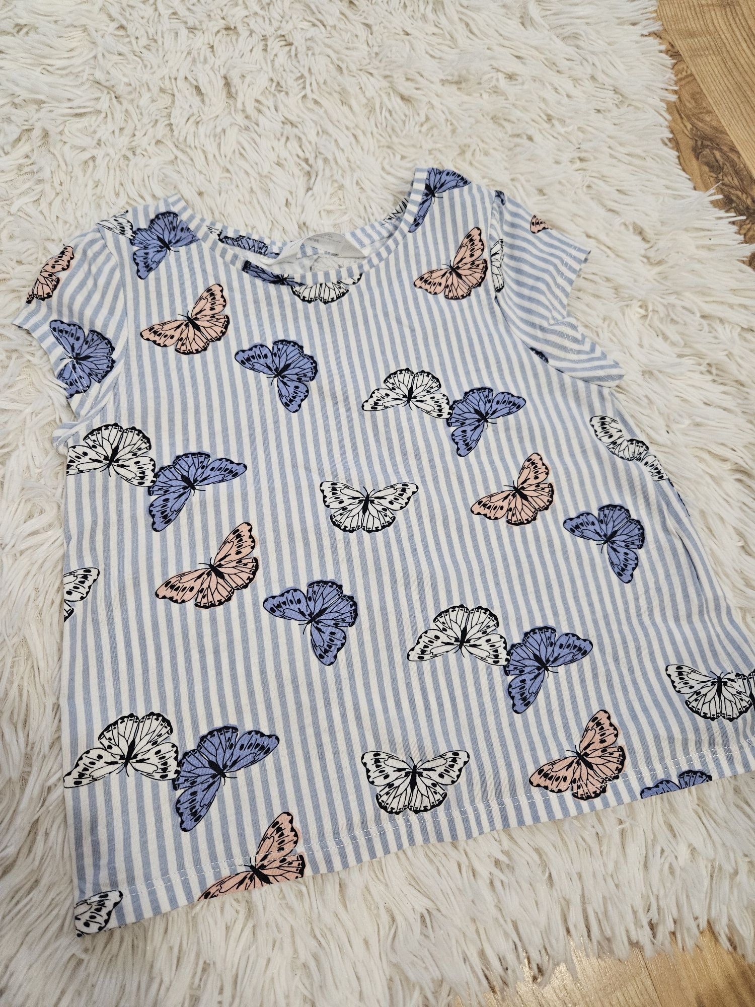 Tricou fluturi
Marimea 98/104
H&M
Stare foarte bună 
10 lei