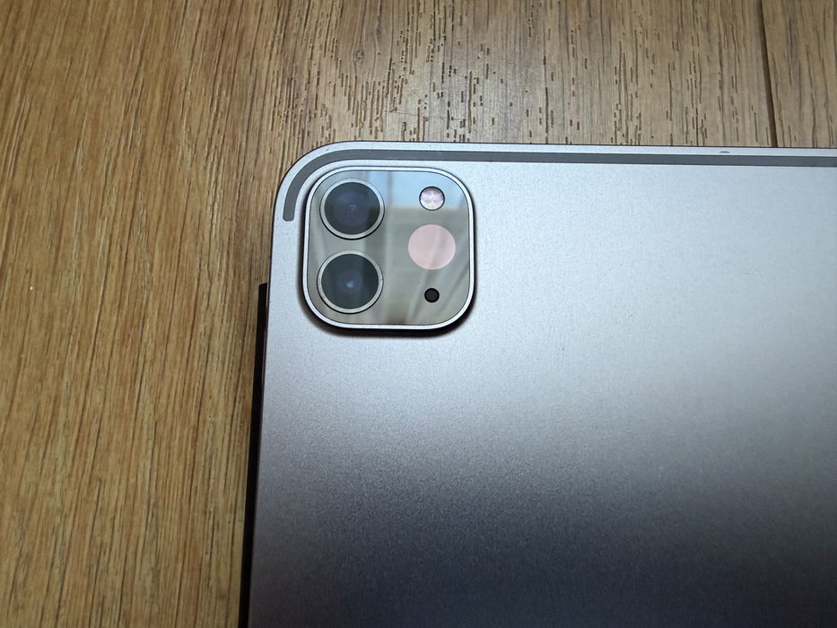 Apple iPad Pro 12,9" (2022) 6th Gen, 256GB, Wi-Fi + оригинален калъф.