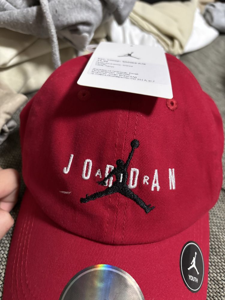 Шапка jordan червен цвят с етикет