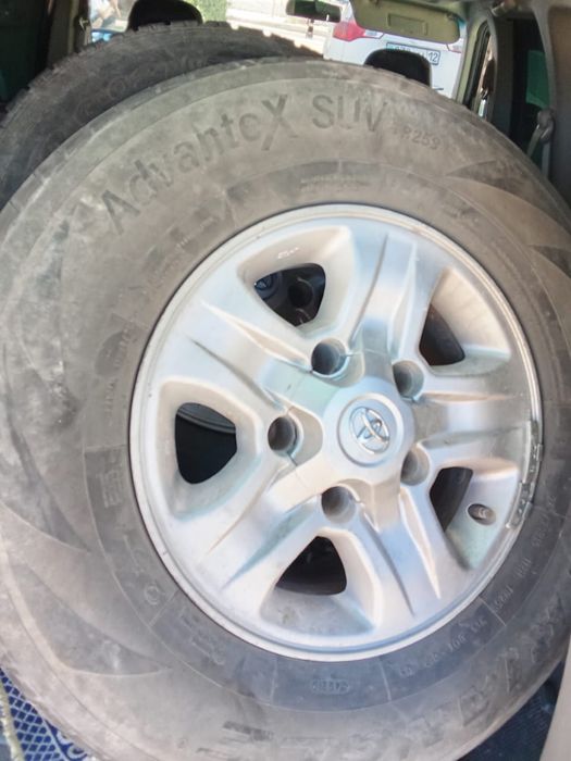 Продам Титанка Land Cruiser 100 с покрышкам