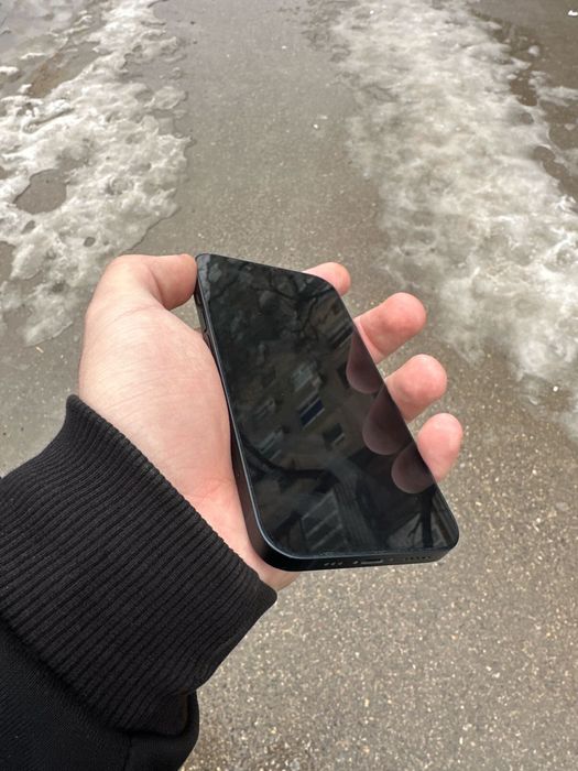 IPhone 13 почти новый