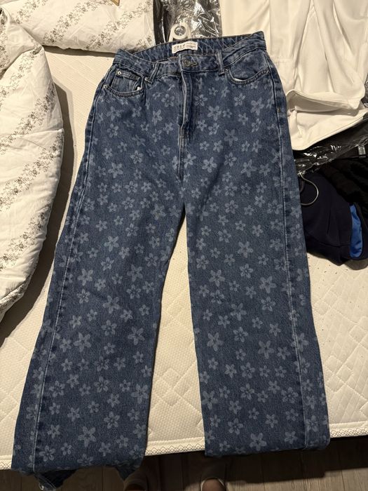 Дънки с висока талия с цветчета