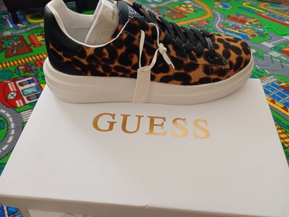 Vând papuci Guess