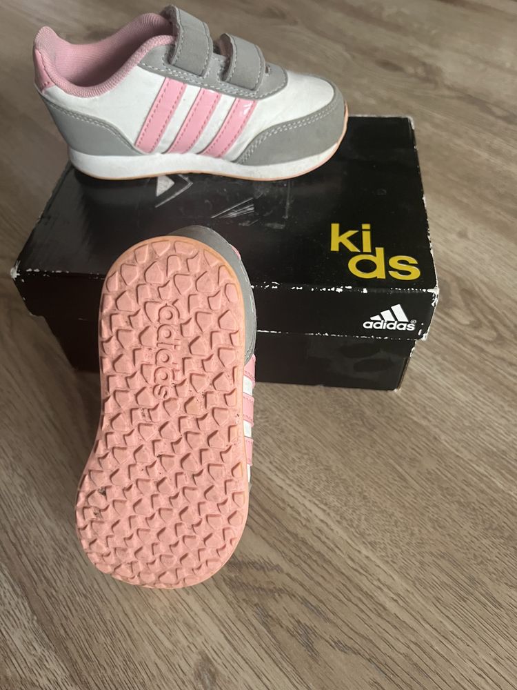 Обувки adidas 22