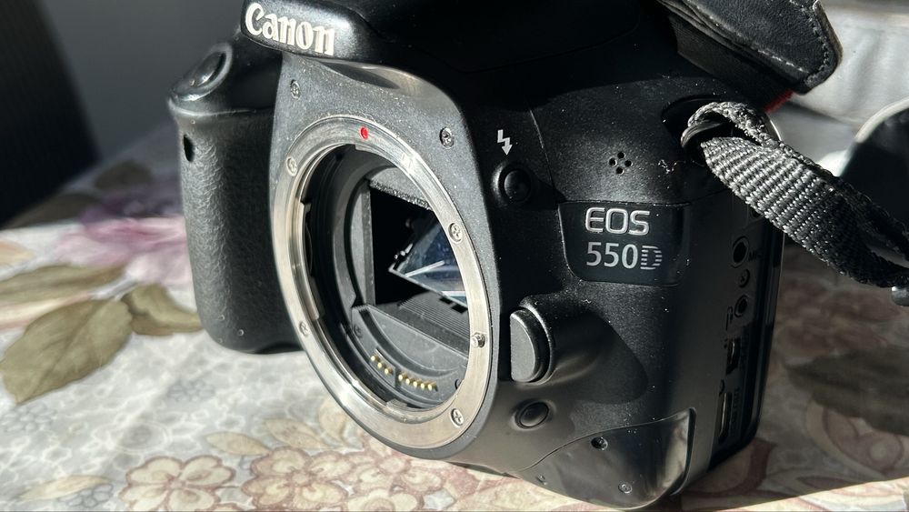 Kit Aparat foto Canon Eos 550d + obiectiv EF-S 18-55mm