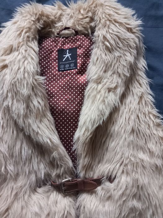 Vând vesta de blana bej