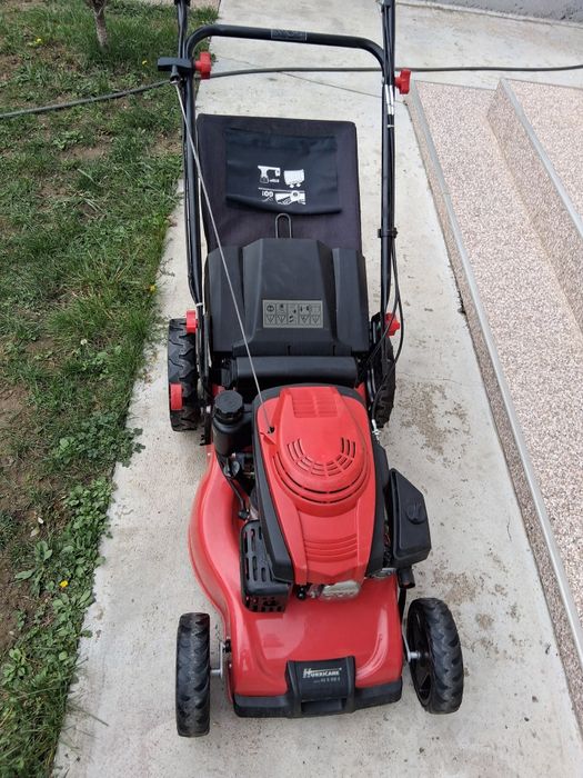 Vând mașină de tuns iarba pe benzină Hurricane.