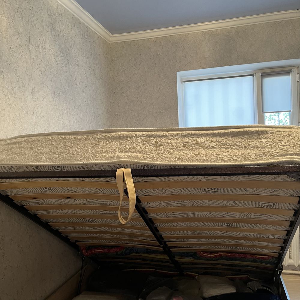Двуспальная кровать с подъемным механизмом
