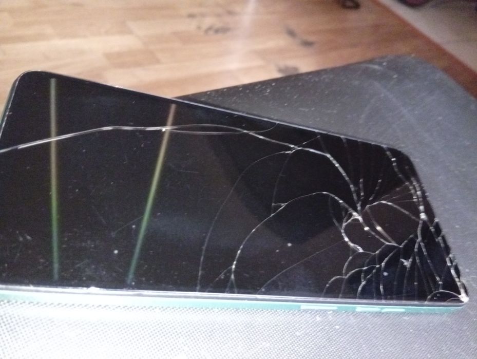 Telefon pentru piese funcționează perfect in orice rețea fisurat