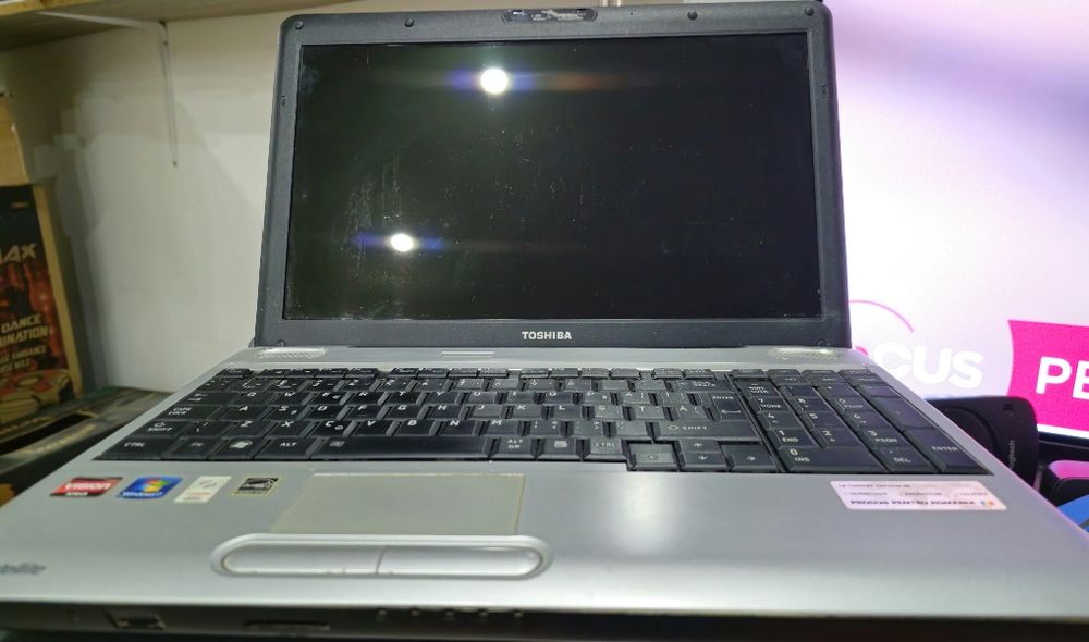 Vând laptop Acer, folosit de mine, în condiții bune de funcționare.
