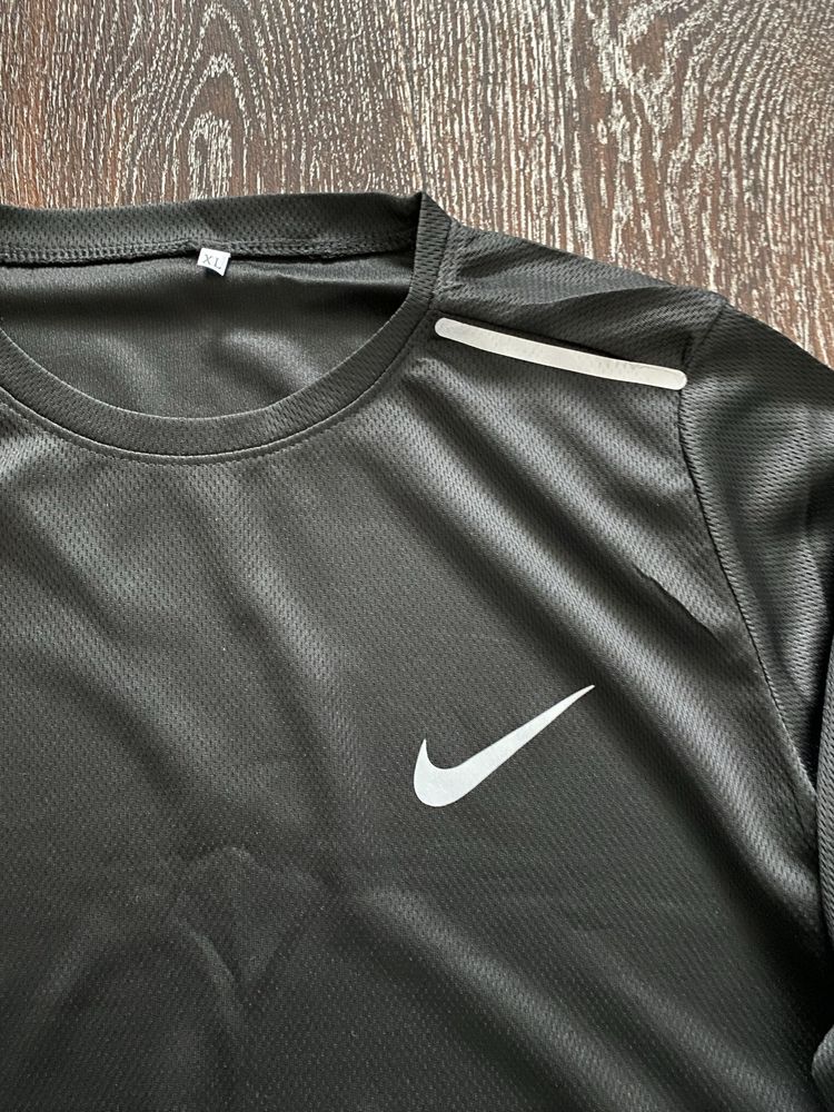 Легкая спортивная кофта Nike