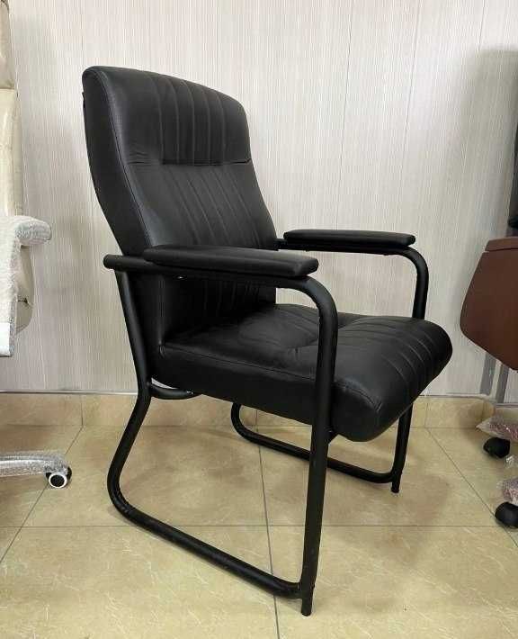 ""Прочное и мощное кресло для офиса.""