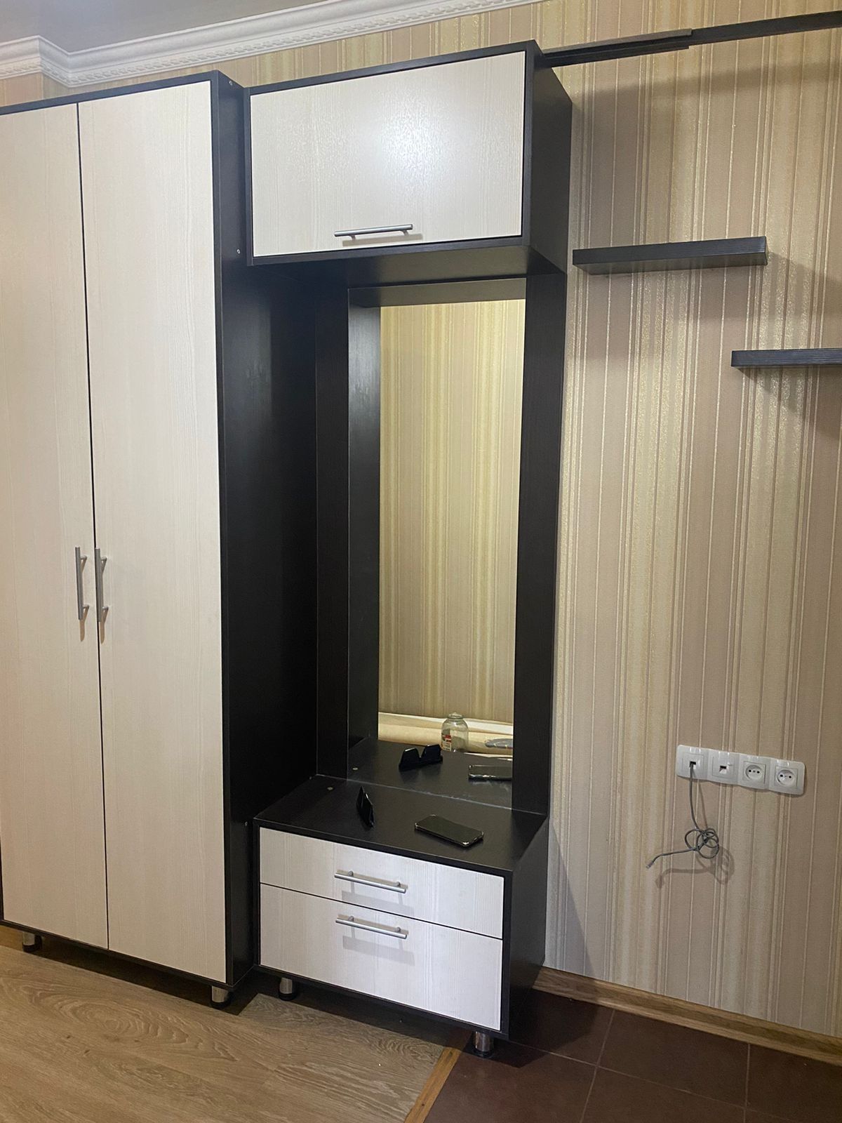 Продам прихожую шкаф