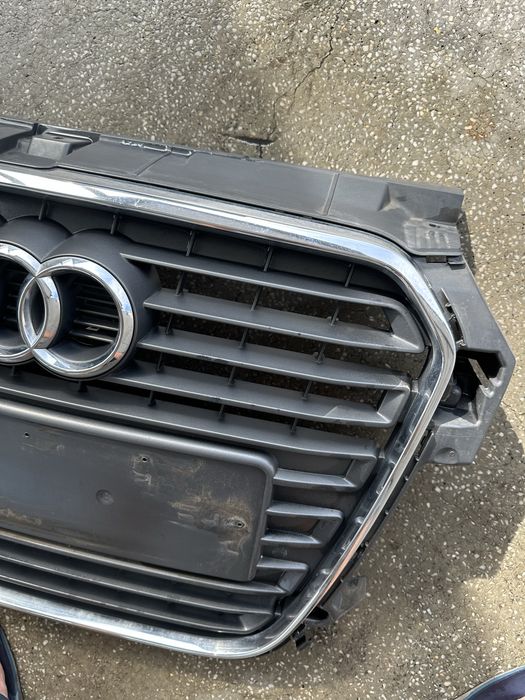 Audi A1 10-14г предна решетка ОЕ