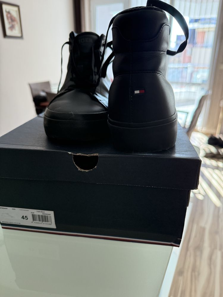 Tommy Hilfiger.