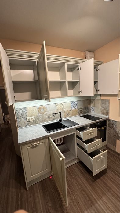 Продавам кухня - кухненски шкафове