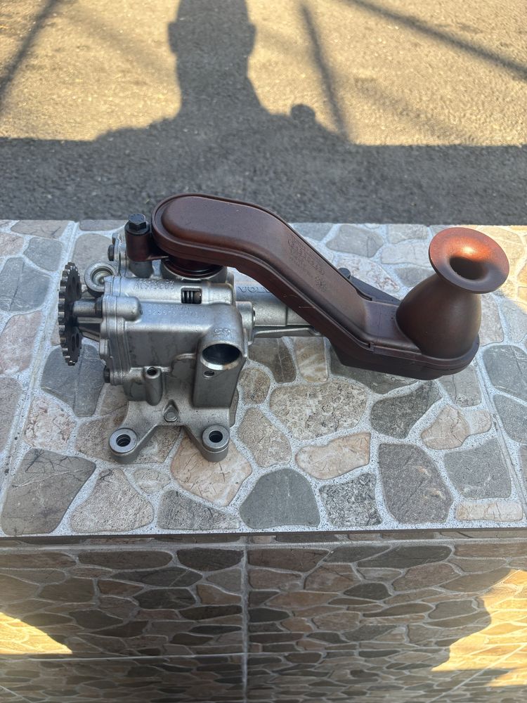 Vând pompă ulei originală volvo, cod 31330979,