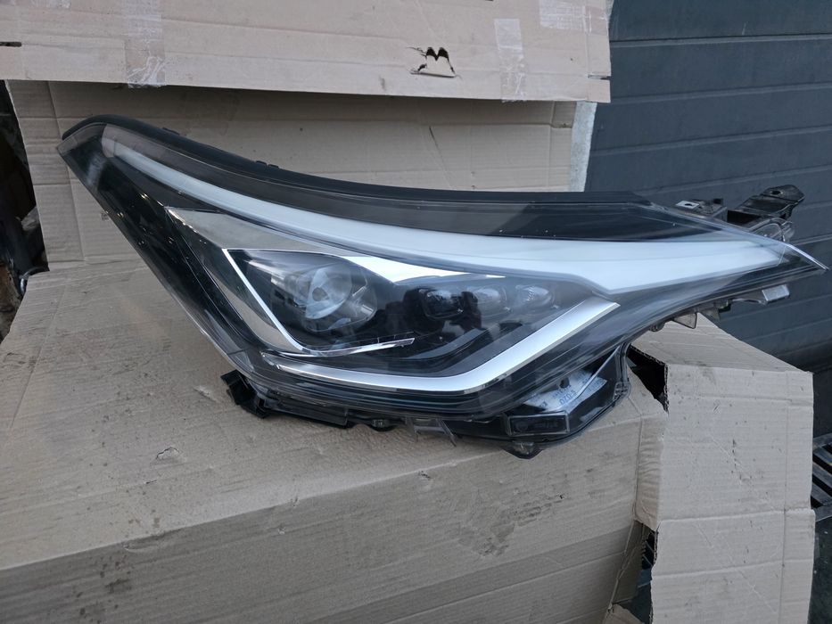 Far dreapta Toyota CH-R full led 2019 2022  18686F/81110-F4280-00
18