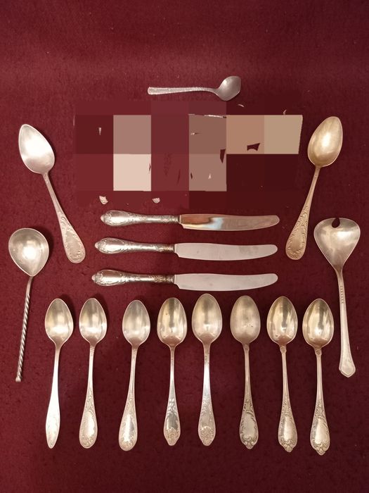 Мельхиоровые и стальные ложки, ножи.