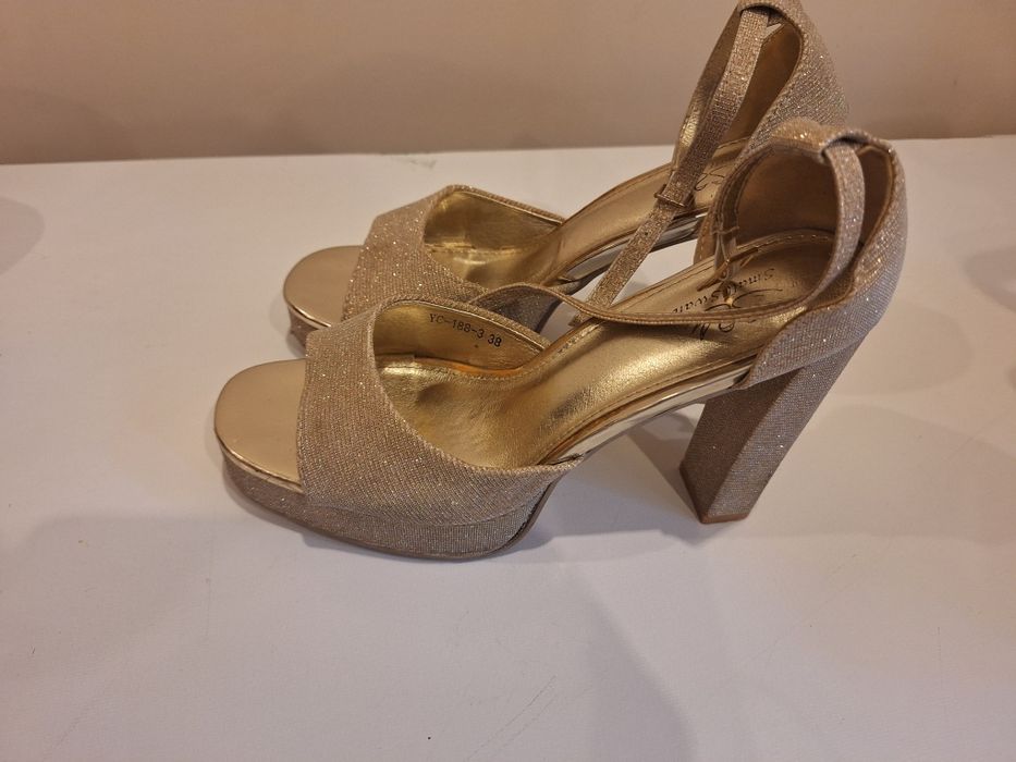 Златисти официални обувки