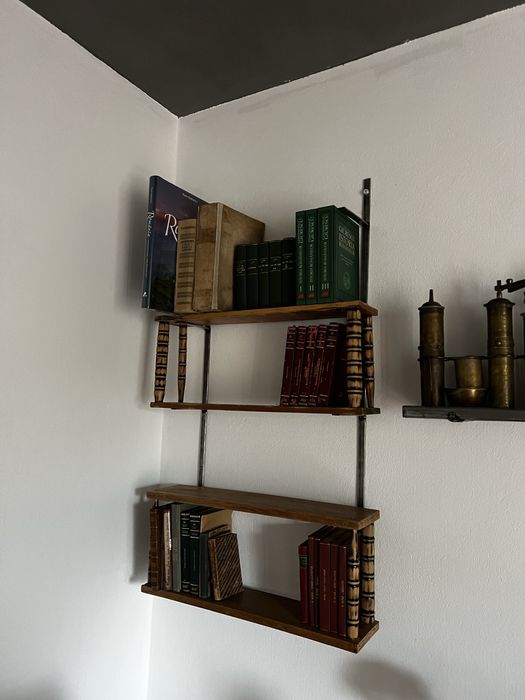 Suporturi pe perete efectuate manual