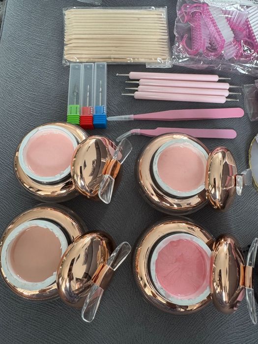 Vând set accesorii pentru manichiura