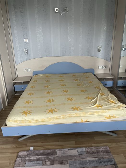 спалня с матрак 160/200, 2 нощни шкафчета и скрин