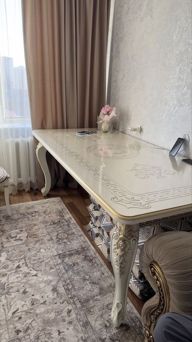 Элегантный классический стол в идеальном состоянии!
