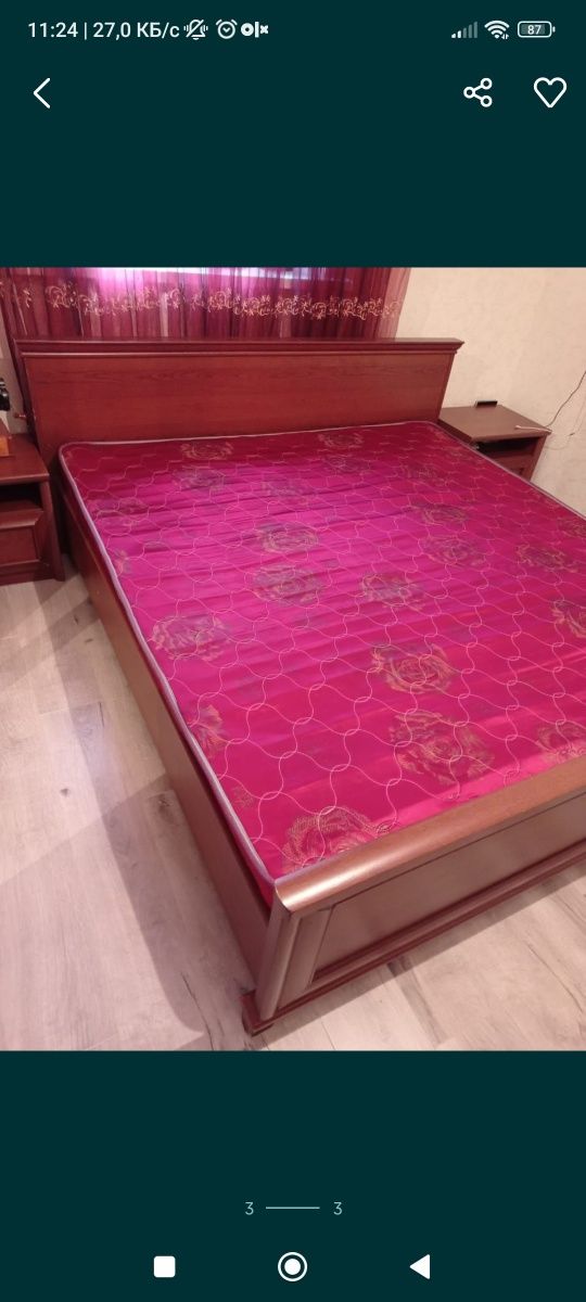 Кровать двуспальная с матрасом.