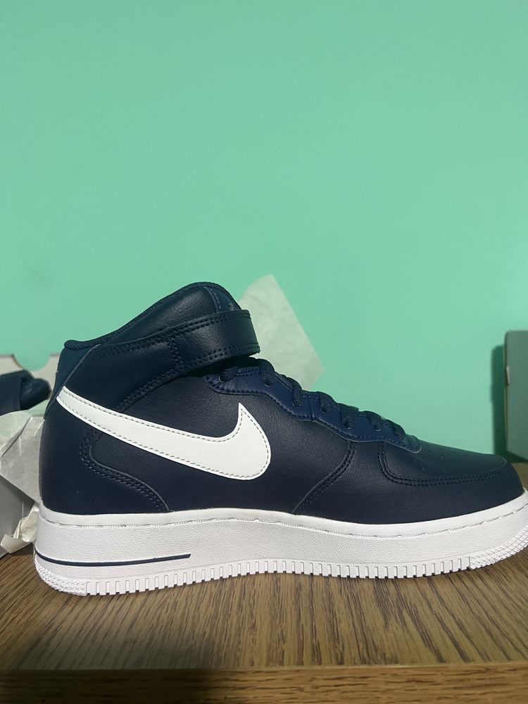Nike Air Force 1 MID in navy and white