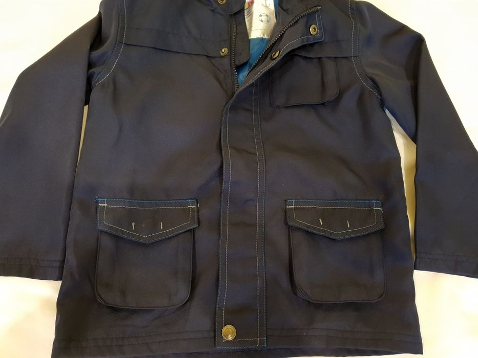 Продавам детско непромокаемо яке с качулка , синьо