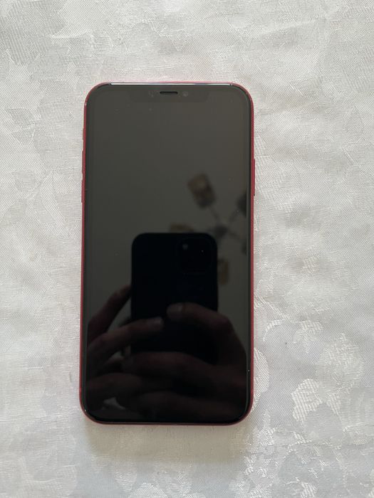 Продаю iphone 11 в красном цвете