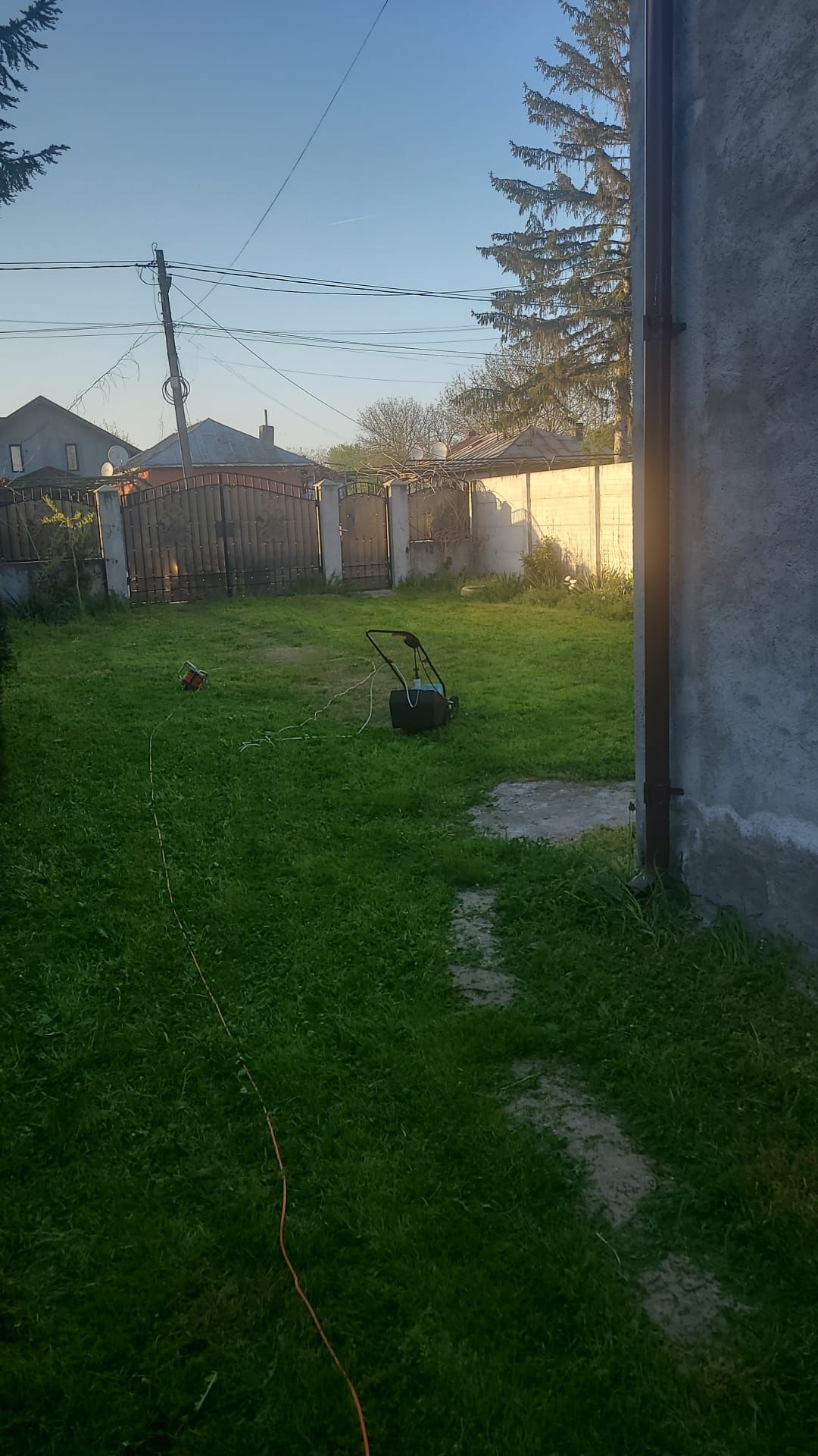 Vând casă spațioasă, 120 mp, cu teren generos de 1400 mp și pădure