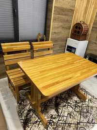 Деревянный стол и стулья